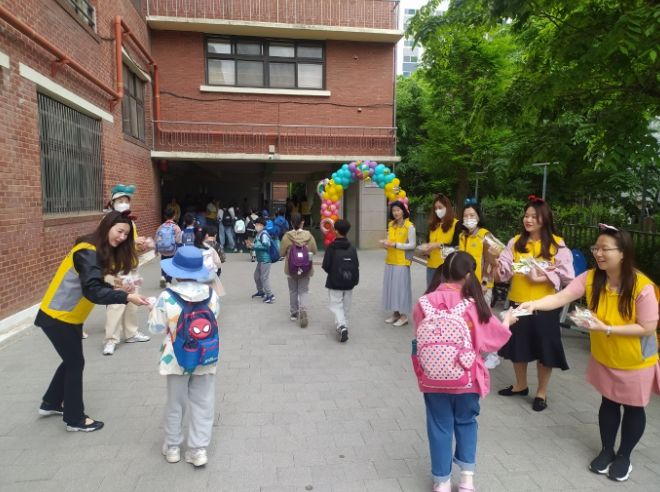 학부모회와 함께하는 등굣길 어린이날 행사