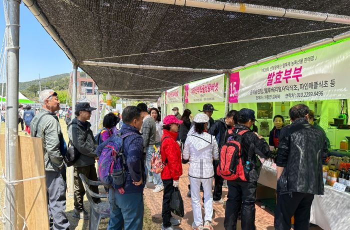 산청황매산철쭉제 농특산물 판매장 인기몰이
