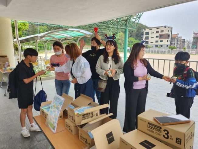 안산 화랑초등학교, 어린이날 기념 학부모회 주관 5월 이벤트, '널 위해 준비했어!' 선물 이벤트 진행