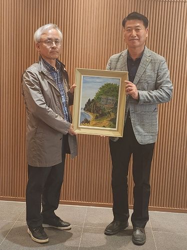 함명준 고성군수, 유족이 기증한 유물 인수