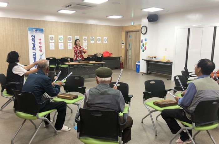 부여군보건소 치매인지강화 '반짝반짝 뇌운동' 수업사진