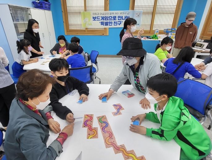 의정부시 송산3동 지역사회보장협의체, 가정의달 맞이 아동과 어르신에 보드게임을 통한 '특별한 친구' 기회 제공