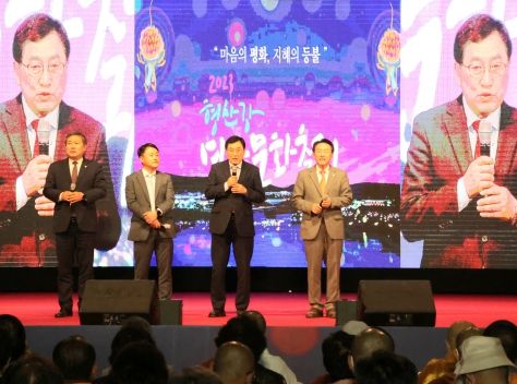주낙영 시장을 비롯한 주요 내빈들이 3일 형산강 연등문화축제 개막식에 참석해 축사를 하고 있다.(왼쪽 첫 번째 이철우 시의회 의장, 두 번째 김상철 경북도 문화관광체육국장, 오른쪽 첫 번째 김석기 국회의원)