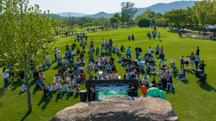 250만 관람객을 돌파한 4월 30일, 키즈가든에서 인형극을 보는 관람객들