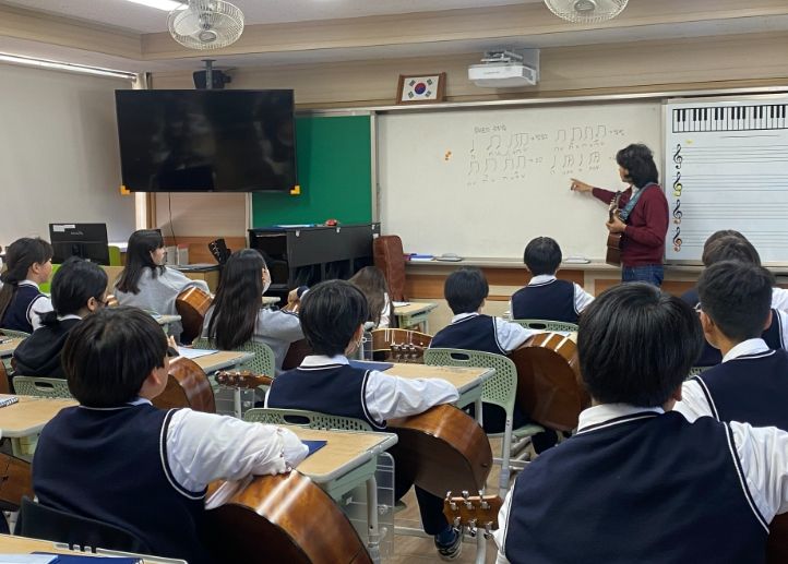 2023 현장 맞춤형‘찾아가는 아트스쿨’(안덕중 통기타)