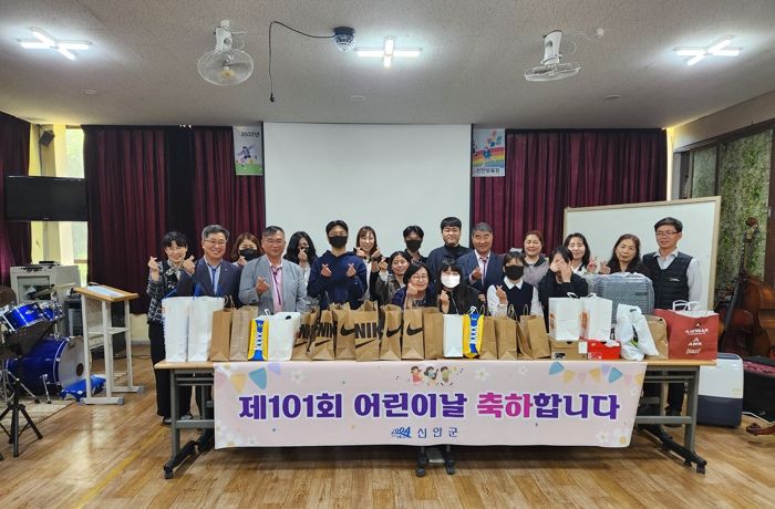 어린이날 위문품 전달: 지난 3일 관내 아동복지시설에서 어린이날 선물 전달 후 기념 촬영