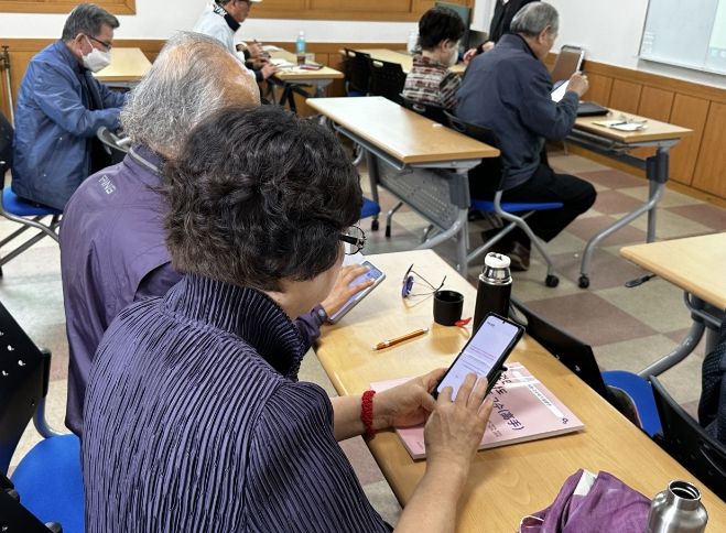 안성종합사회복지관, 어르신 대상 ‘찾아가는 스마트폰 교육’ 실시