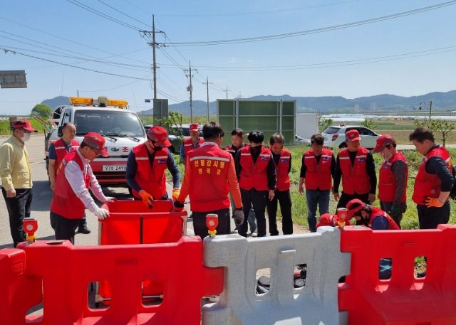영해면 산불감시원과 진화대가 산불진화 훈련에 집중하고 있다.