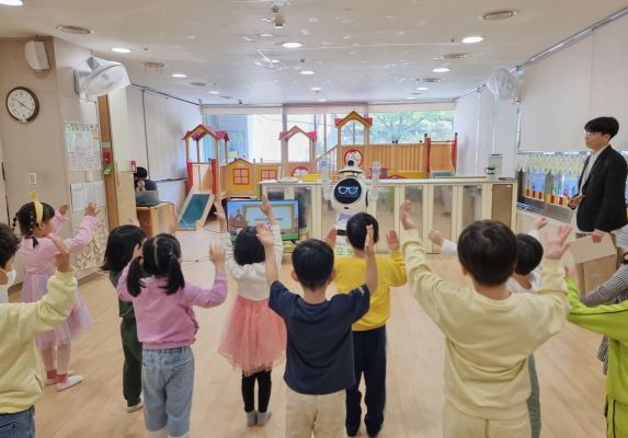 포항시청 어린이집 원아들이 4일 포항시 안내 로봇 ‘포봇’과 즐거운 시간을 보내고 있다.