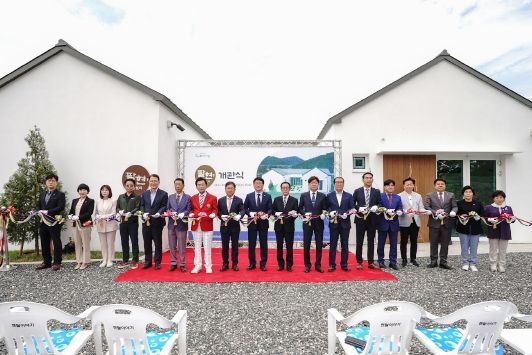 김대권 수성구청장을 비롯해 전영태 수성구의장, 시·구의원, 수성구체육회장, 수성구파크골프협회장, 팔현마을 주민 등 주요 내빈들이 ‘팔현쉼,터’ 개관을 축하하는 테이프 커팅식을 하고 있다.