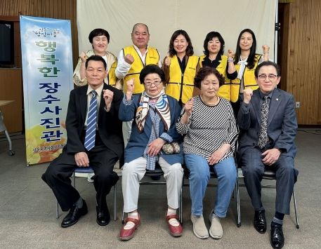 대구 수성구 상동 행정복지센터는 어르신들과 ‘행복한 장수사진관’ 행사 개최 후 기념 촬영을 하고 있다.
