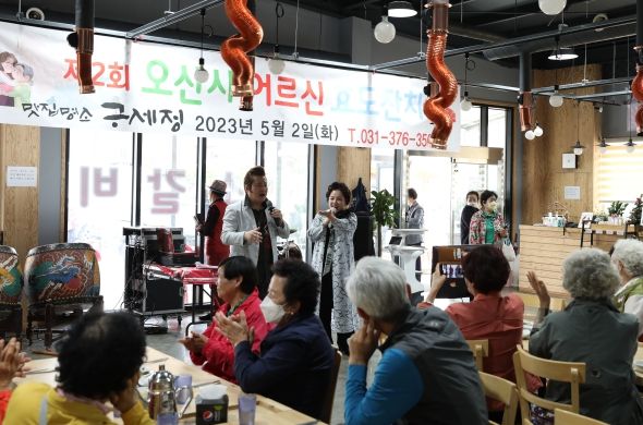 ‘맛집 명소 구세정’전통음악과 음식으로 어르신들에게 행복한 시간 제공