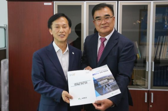 김기웅 서천군수, 2024년 정부예산 확보 ‘전방위 활동’(왼쪽부터 해수부 송명달 해양정책실장, 김기웅 서천군수)