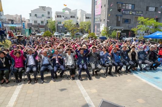 탕정한마음종합사회복지관 어버이날 기념행사 장면