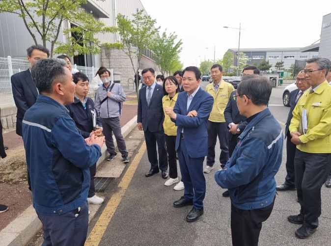 성일종 의원, “서산시 성연천 일대 절삭유 유출 피해지역 현장 점검”