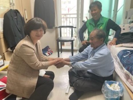 광명시 하안3동 새마을부녀회·협의회는 제51회 어버이날을 기념하여 지난 2일부터 4일까지 3일간 관내 어르신 가구를 직접 방문하여 기념품을 전달했다