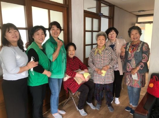 광명시 하안4동 새마을부녀회는 4일 제51회 어버이날을 맞아 관내 경로당 3개소 어르신 115여 명에게 점심을 대접했다