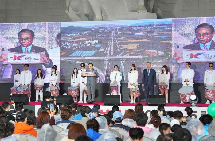 박상돈 천안시장이 5일 독립기념관에서 2023 천안 K-컬처 박람회 D-100 기념 선언문을 낭독하고 있다.