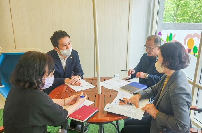 사진은 안산시의회 송바우나 의장(사진 왼쪽 위)이 지난 4일 단원구 신길동에 위치한 안산시 다함께돌봄센터를 방문해 센터 관계자들과 대화하고 있는 모습.