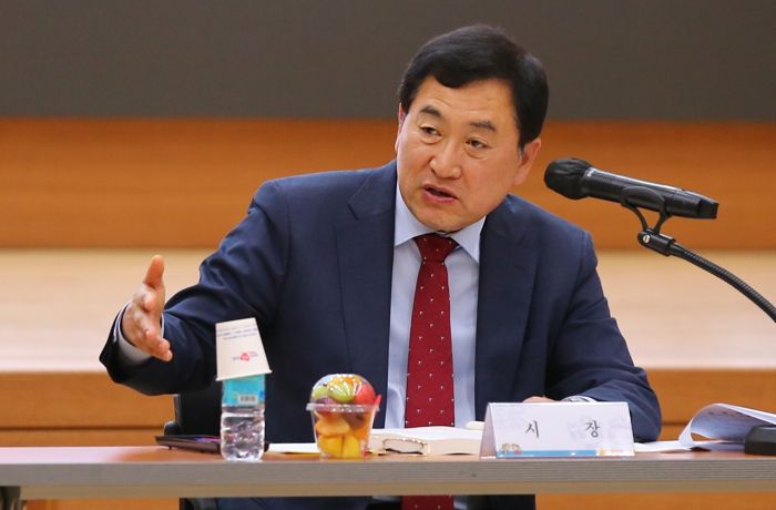 주낙영 시장이 지난 4일 시청 알천홀에서 열린 민선8기 공약사업 추진상황 보고회에 참석해 회의를 주재하고 있다.