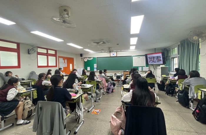 근화여자중학교 1학년을 대상으로 지난 3일 마음성장학교 프로그램을 진행하고 있다.