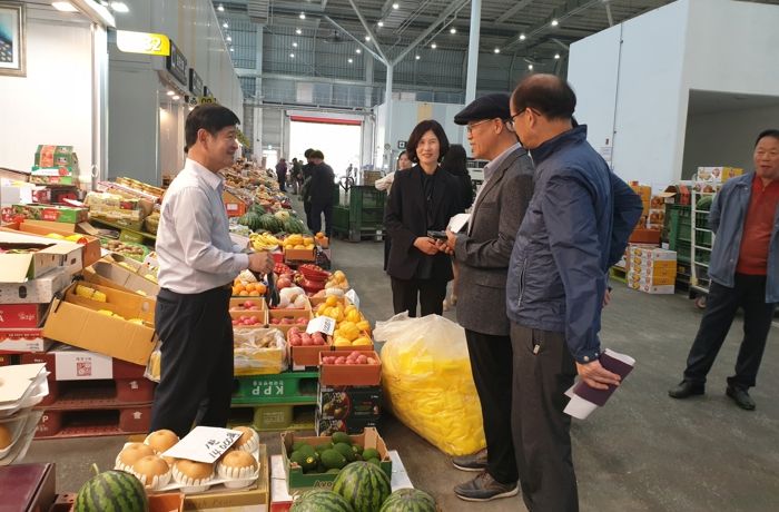 수원시 마을리빙랩팀과 권선1동 주민자치회가 수원농수산물도매시장에서 현장점검을 하고 있다.