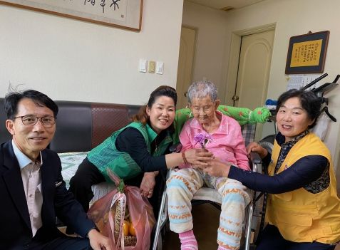 군위군 우보면 군부대유치추진위원회, 어버이날 카네이션 선물