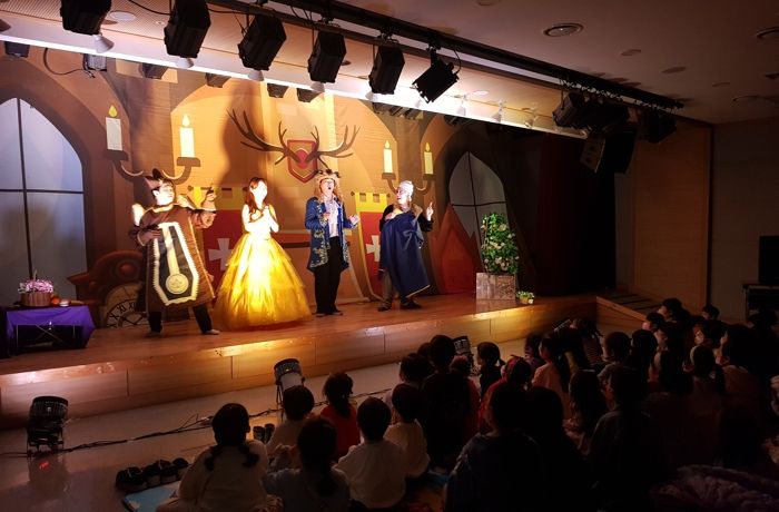 광명시 철산도서관은 5월 가정의 달을 맞아 지난 6일 오후 2시 어린이 뮤지컬 미녀와 야수를 무대에 올려 많은 시민의 호응을 받았다.