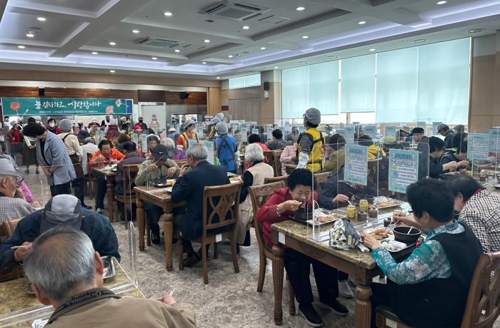 광명시립소하노인종합복지관은 지난 4일 복지관 이용 어르신을 대상으로 어버이날 행사를 진행했다