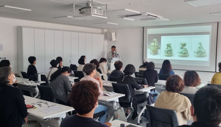 성북구는 ‘2023년 생생문화화재 사업 – 간송 컬랙션 시리즈’를 <신육복 필 풍속도 화첩>을 주제로 관내 중학교 자유학기제 프로그램과 연계해 진행하고 있다. 하반기에는 전문가 초청 강연 및 온라인 교육프로그램을 운영할 계획이다.