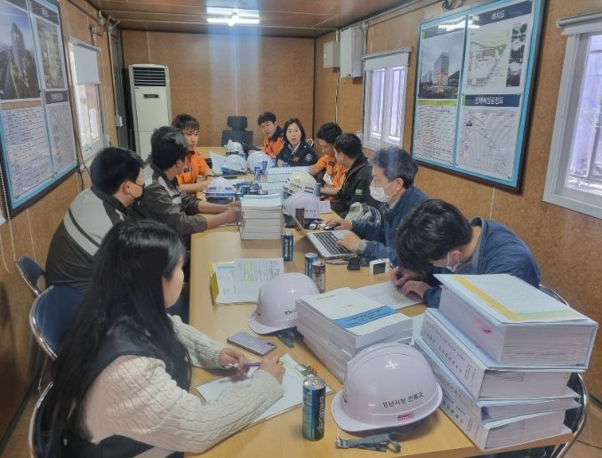 성남시 대형 민간건축공사장 안전 점검 후 대책 회의 중