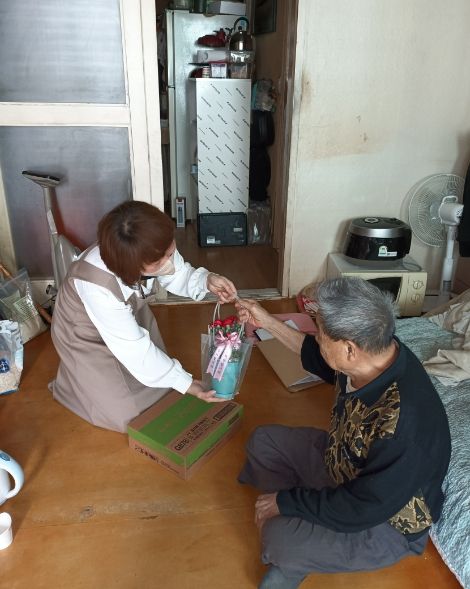 시흥시 정왕치매안심센터, 독거 치매 어르신에 카네이션 화분으로 사랑 전해