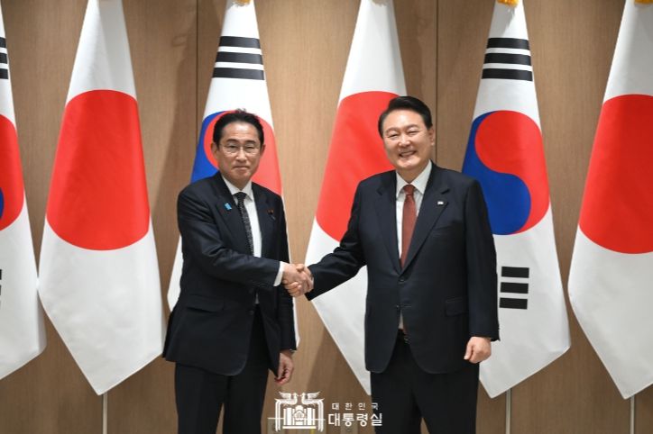 5월 7일 윤석열 대통령은 기시다 후미오 일본 총리와 확대 회담을 가졌다.