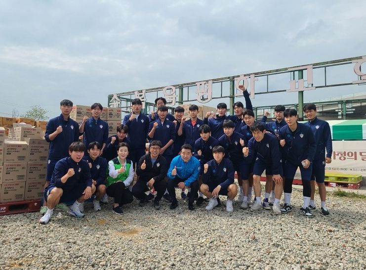 파주시민축구단, 5월 가정 달 맞아 봉사 손길 전해