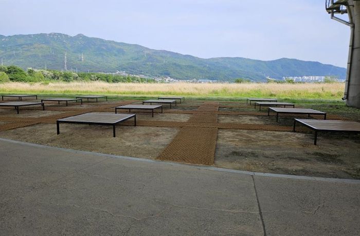 황산공원 낙동강교 하부 그늘 공간에 조성된 피크닉존