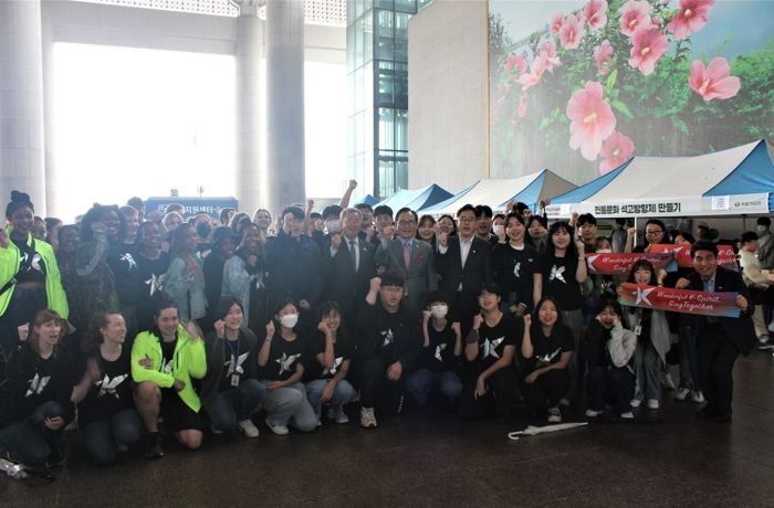 천안국제화교육특구사업단 원어민영어 보조교사들이 지난 5일 독립기념관에서 열린 ‘D-100일 기념 K-컬처 박람회 출범식’에 참석해 K-컬처 상징 케릭터로 분장하고 퍼포먼스를 진행하고 있다.