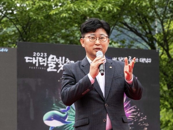 지난 7일 대청호‘2023 대덕물빛축제’ 폐막식에서 최충규 대덕구청장이 인사말을 전하고 있다.