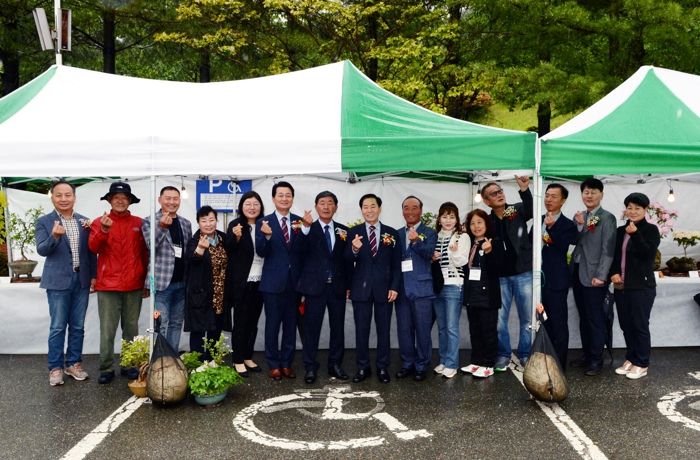 들꽃전시회 기념 사진촬영 중이다.