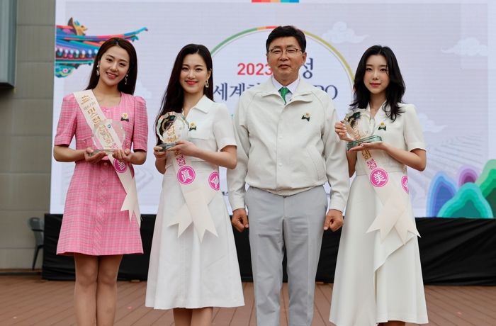 왼쪽부터 미스 전남 진(김수지), 선(박나연), 김철우 보성군수, 미(임지원)