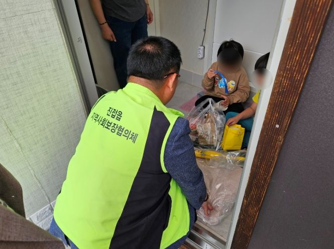 '온 우주가 너를 응원해' 남양주시 진접읍 지역사회보장협의체, 어린이날 맞아 따듯한 응원 담은 후원품 전달