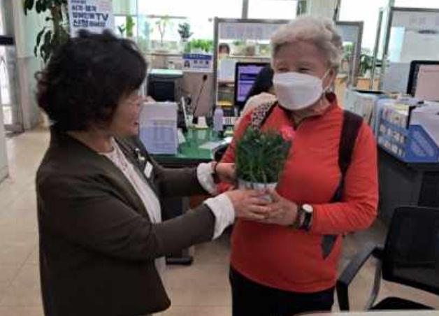 어르신 카네이션 전달 행사