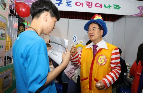 문헌일 구청장이 어린이날 행사에 캐릭터 의상을 입고 참여하고 있다.