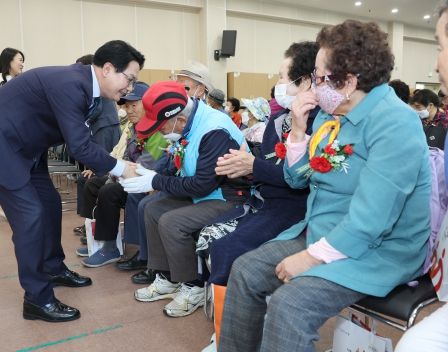 심덕섭 고창군수, 카네이션 달아드리며 “어버이 은혜 감사”