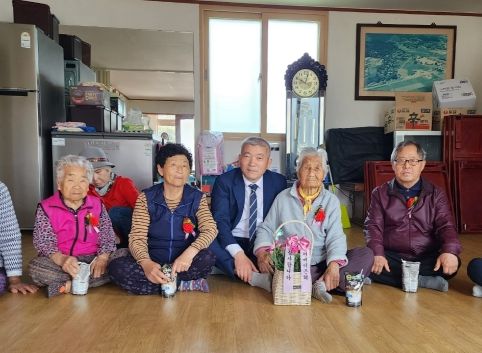 장흥군 장평면, 11년째 어버이날 카네이션 달아드리기 행사