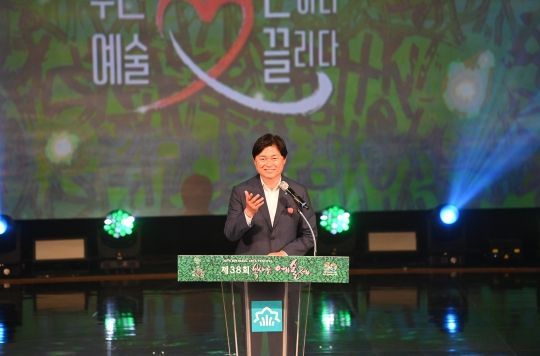 조용익 부천시장이 ‘제38회 복사골예술제’ 개막식에서 인사말을 하고 있다.