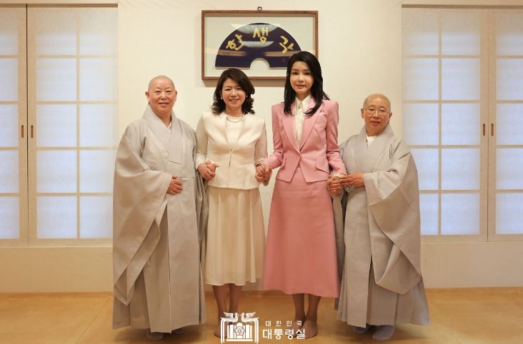 5월 7일 김건희 여사는 기시다 유코 여사와의 친교 행사에 참석했다.