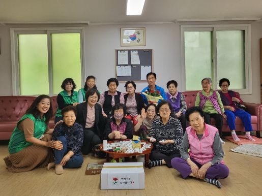 수원시 장안구 조원2동 새마을부녀회, 경로당에 어버이날 카네이션 화분과 ‘효도 떡’ 전달