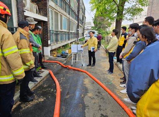 지난해 침수 피해를 입은 사우동의 한 연립에서 실시된 침수사항 가정 실전 복구훈련. 실전과 똑같은 상황을 만들어 훈련 중인 관계자들의 진지한 모습이다.