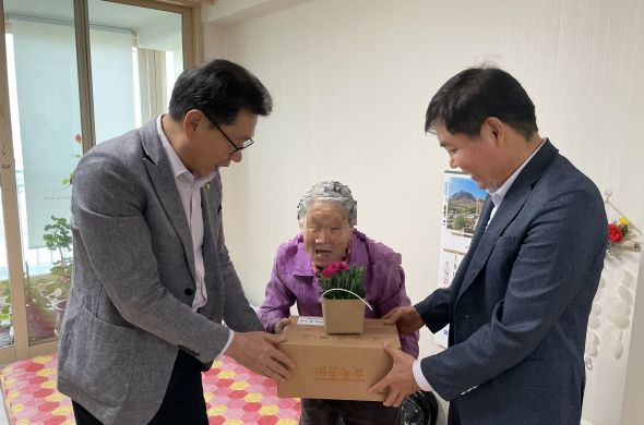 홀몸 어르신 가정을 찾아가 카네이션과 한 끼 식사가 될만한 갈비탕을 전달한 양촌읍 지역사회보장협의체 회원들.