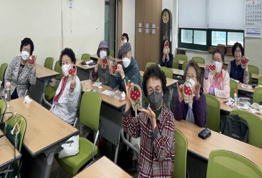 청주시 상당보건소, 가정의 달 맞이 카네이션 소품 만들기 진행